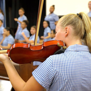 Hoërskool Upington school choir violin player